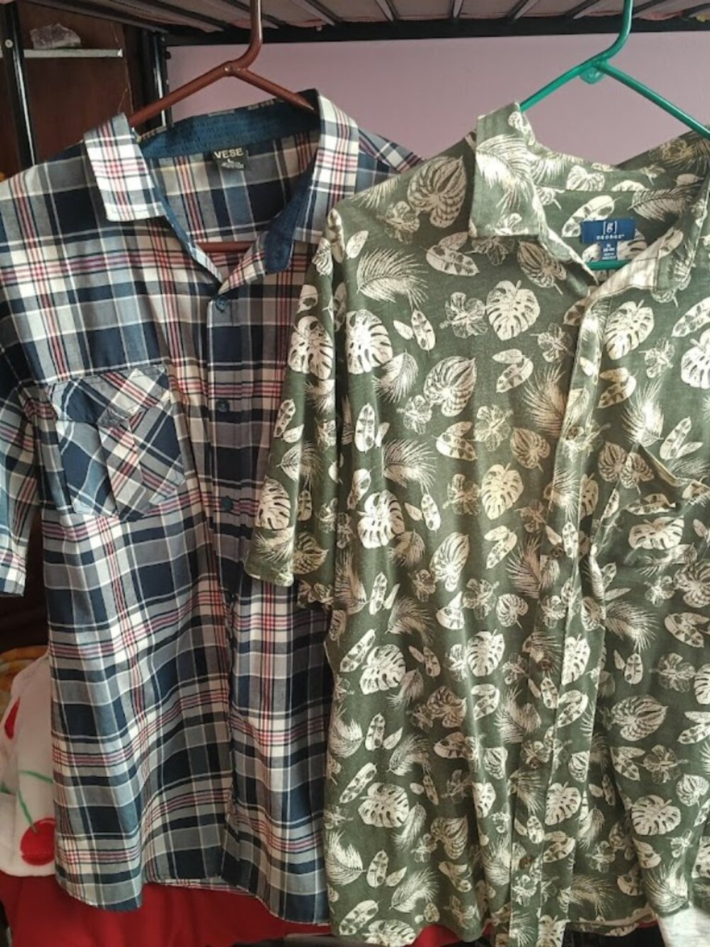 2 Men's Button-Up Shirts L and XL (Lot 1)